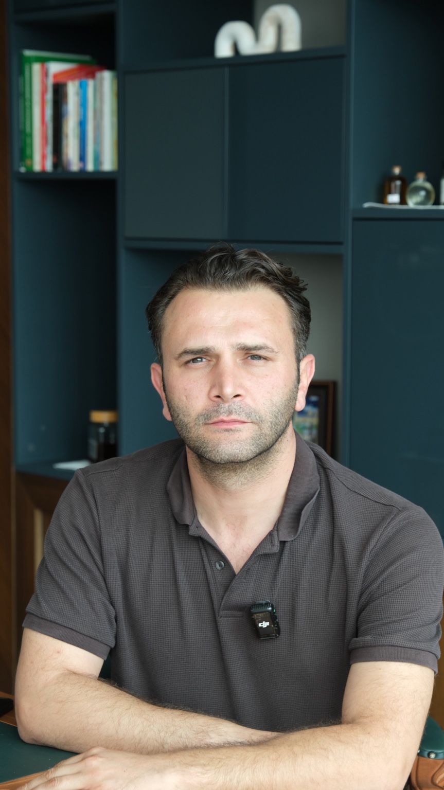 Uzm. Dr. Samet Altunbaş, kliniğinde